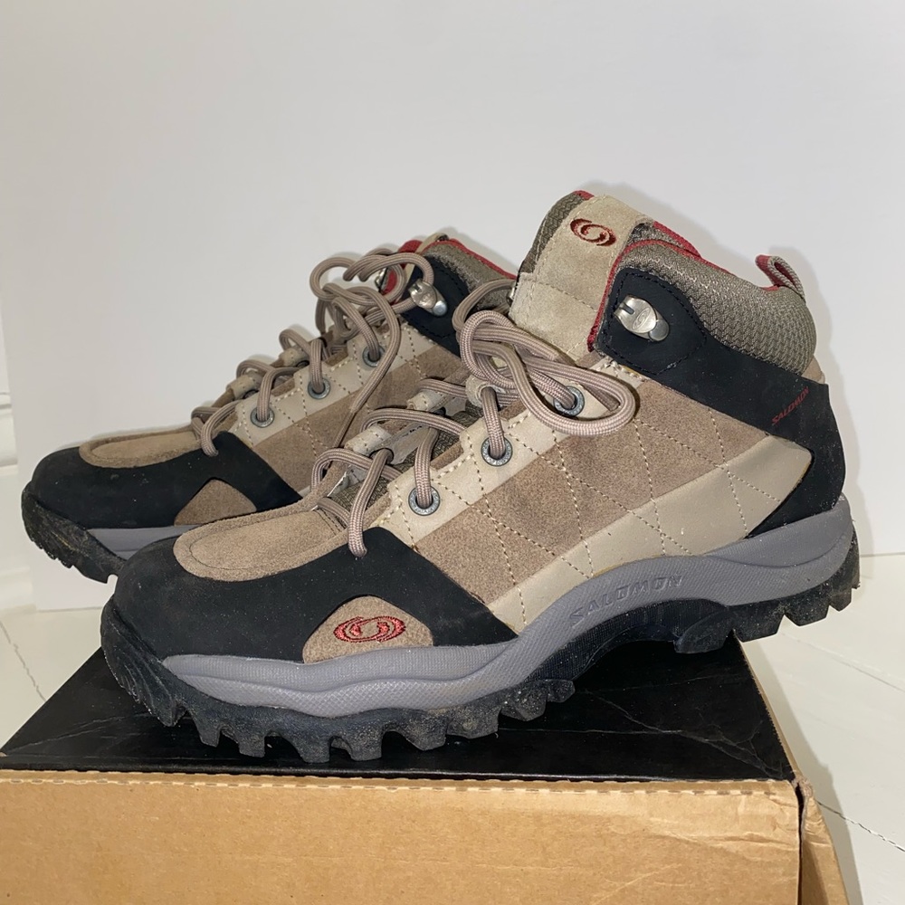 Salomon women’s hiking boots size US 8 in tan colour